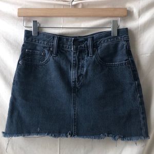 distressed denim faded black mini skirt Levis 24